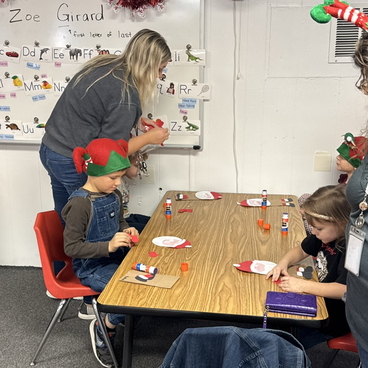 Our preschool loved welcoming Mrs. Carlin’s class today for a Christmas craft-making afternoon!  🎅 🎄 We value these moments where different grades can mingle and learn from one another.
