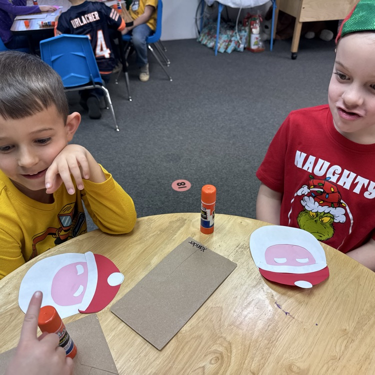 Our preschool loved welcoming Mrs. Carlin’s class today for a Christmas craft-making afternoon!  🎅 🎄 We value these moments where different grades can mingle and learn from one another.
