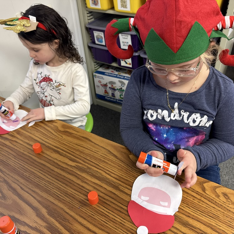 Our preschool loved welcoming Mrs. Carlin’s class today for a Christmas craft-making afternoon!  🎅 🎄 We value these moments where different grades can mingle and learn from one another.