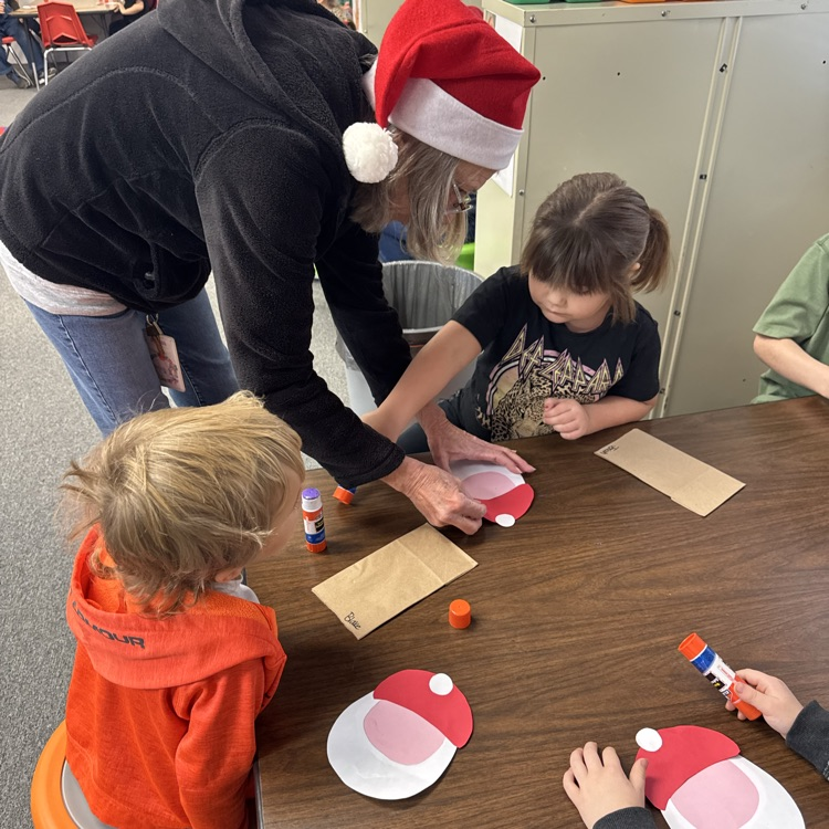 Our preschool loved welcoming Mrs. Carlin’s class today for a Christmas craft-making afternoon!  🎅 🎄 We value these moments where different grades can mingle and learn from one another.