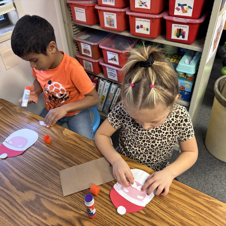 Our preschool loved welcoming Mrs. Carlin’s class today for a Christmas craft-making afternoon!  🎅 🎄 We value these moments where different grades can mingle and learn from one another.
