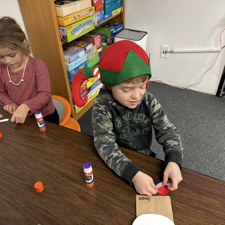 Our preschool loved welcoming Mrs. Carlin’s class today for a Christmas craft-making afternoon!  🎅 🎄 We value these moments where different grades can mingle and learn from one another.