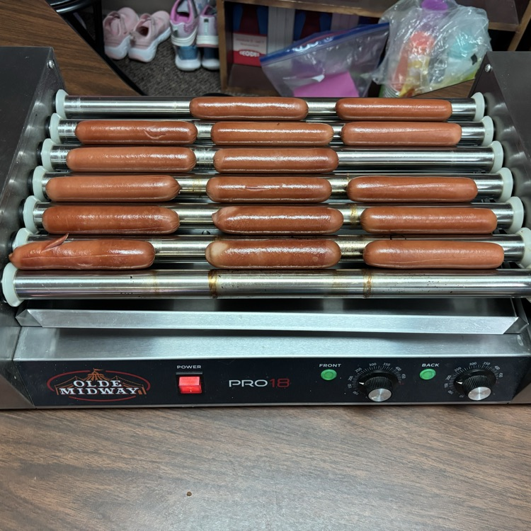 Ms Stanley and Ms Stout’s classes enjoyed a cookout for their 2nd 9-weeks AR party!!!