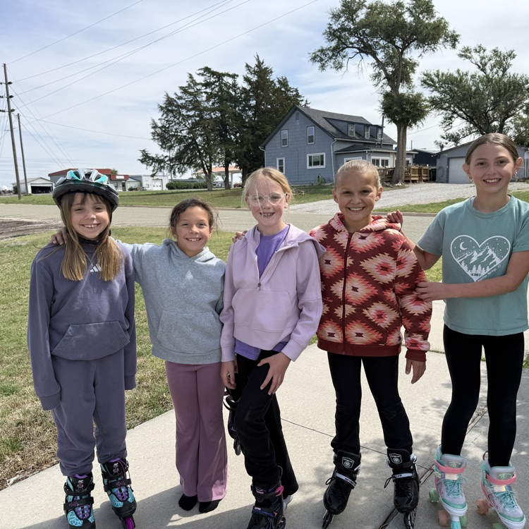 Third grade celebrated making their AR goals with a park, pizza, and pickleball party! They ended the day with a class kickball game! 🎉