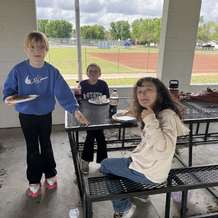 Third grade celebrated making their AR goals with a park, pizza, and pickleball party! They ended the day with a class kickball game! 🎉
