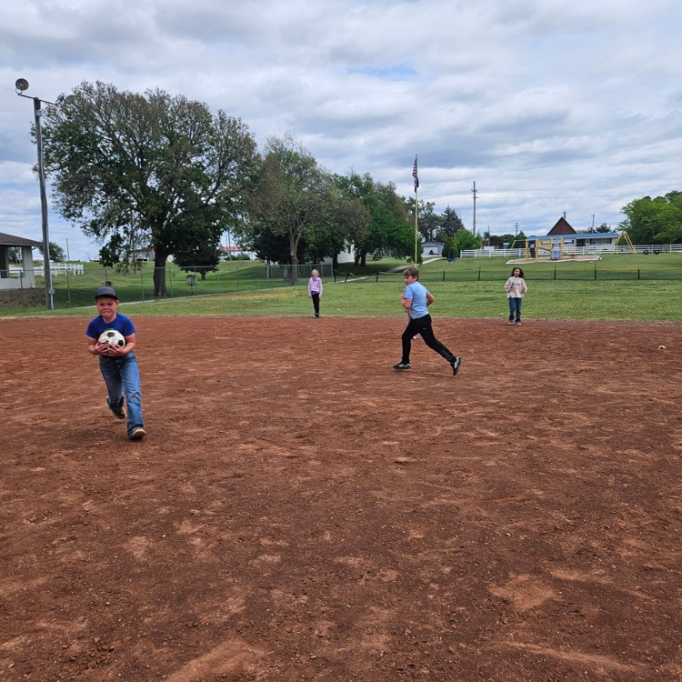 Third grade celebrated making their AR goals with a park, pizza, and pickleball party! They ended the day with a class kickball game! 🎉