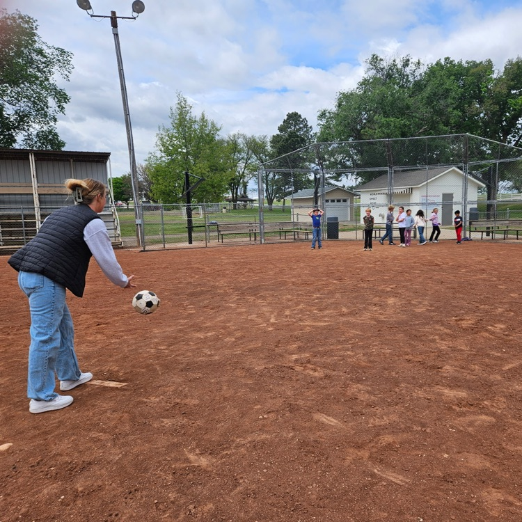 Third grade celebrated making their AR goals with a park, pizza, and pickleball party! They ended the day with a class kickball game! 🎉