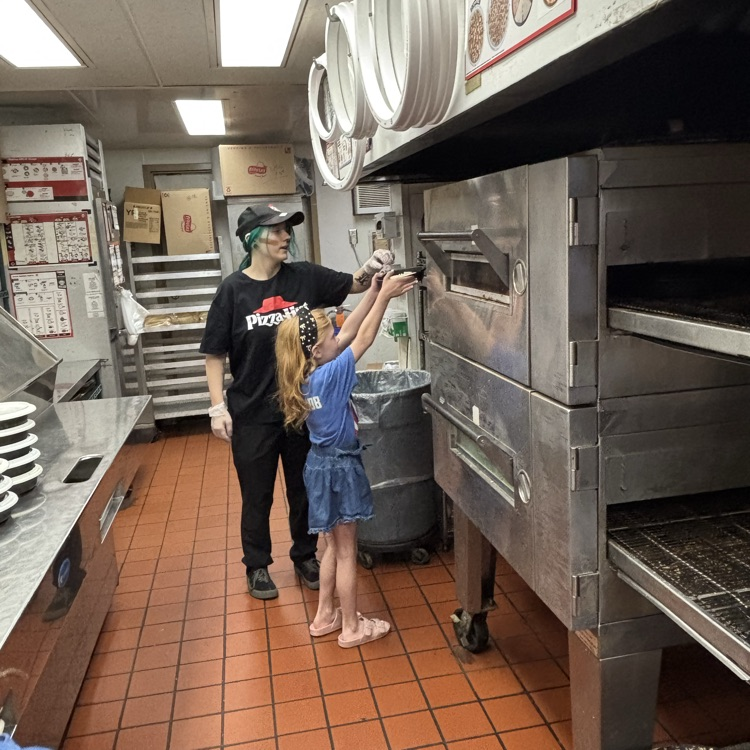 Ms Stout’s first graders enjoyed visiting the Plainville Pizza Hut as one of their business tours and then each made their own pizza!!