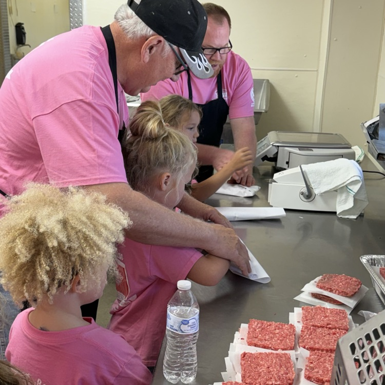 First Grade enjoyed the morning at K&W Meat Processing. We enjoyed our tour and appreciate the shirts and lunch they provided!