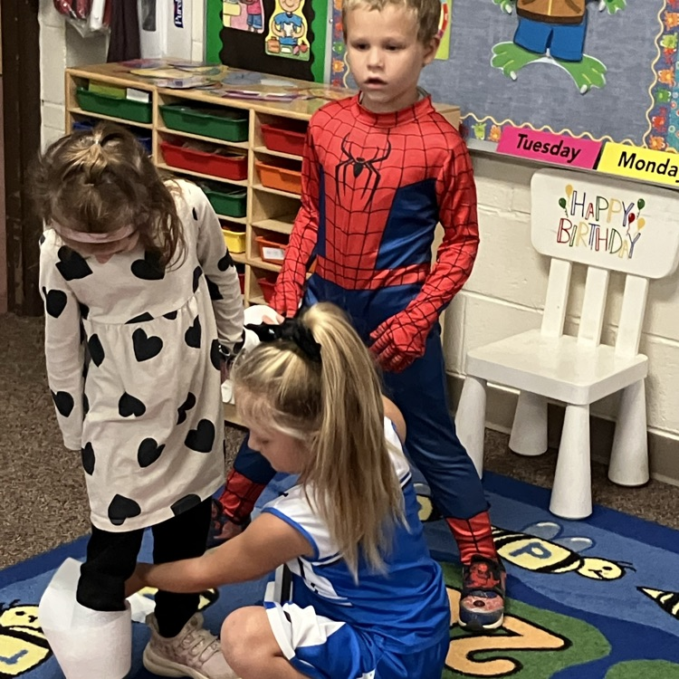 Carlin’s kindergarten had a great day by carving a jack-o-lantern, doing a STEM activity with marshmallows and candy pumpkins, and ending the day with a fun mummy activity and Halloween party!