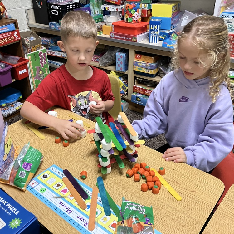 Carlin’s kindergarten had a great day by carving a jack-o-lantern, doing a STEM activity with marshmallows and candy pumpkins, and ending the day with a fun mummy activity and Halloween party!