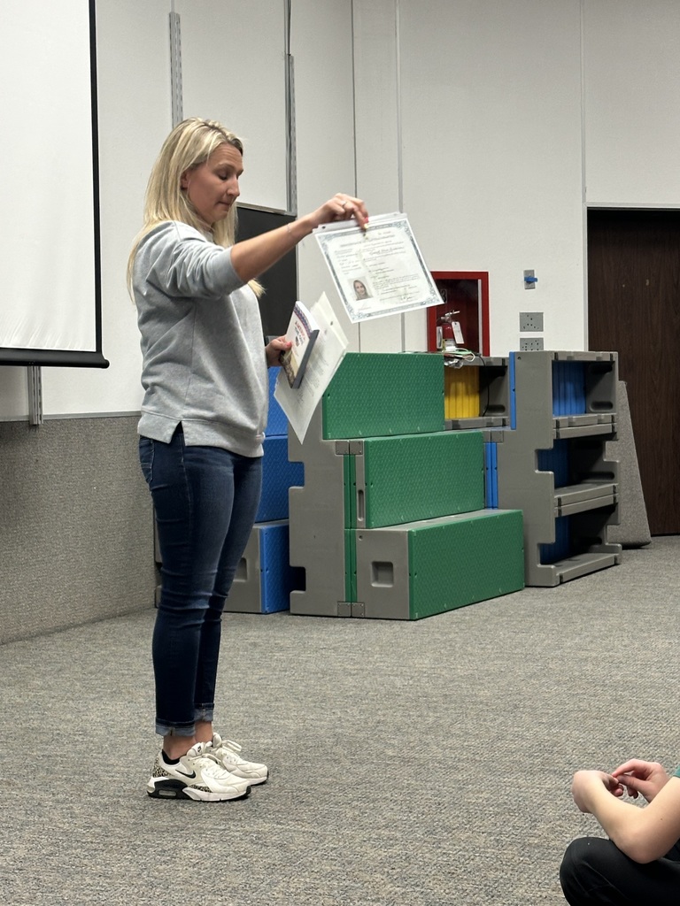 kendall gunderson speaking to second grade students