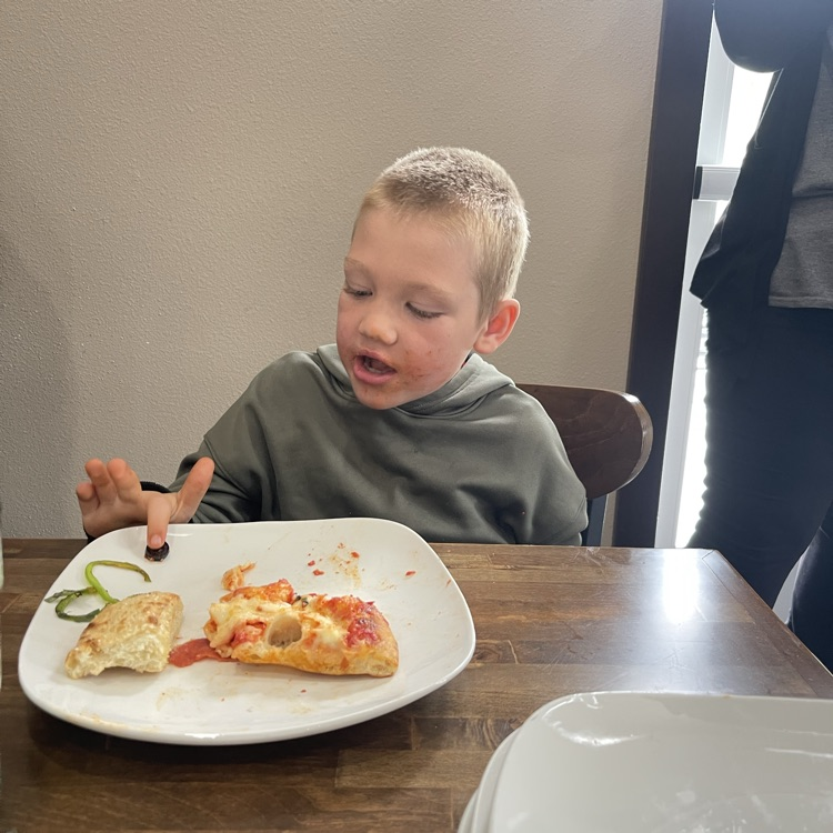 student eating pizza