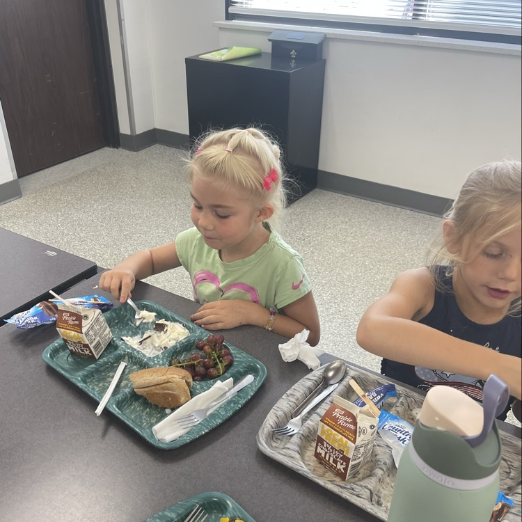 students eating lunch 
