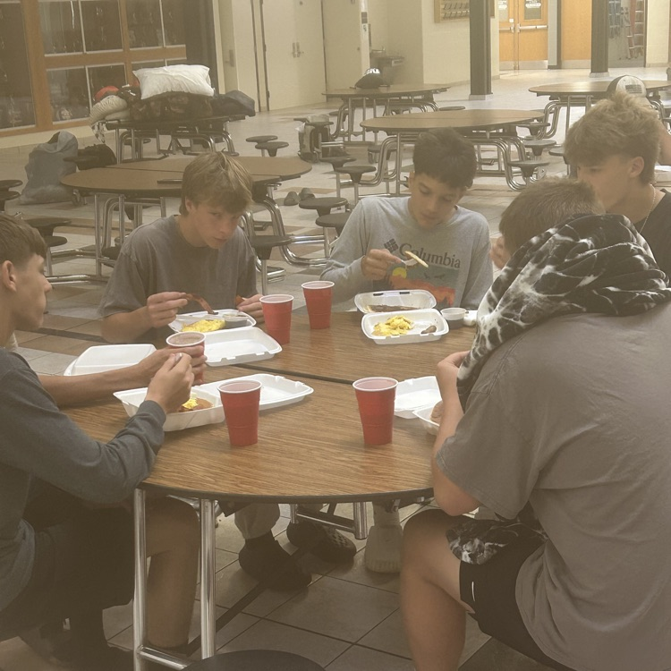 football players eating 