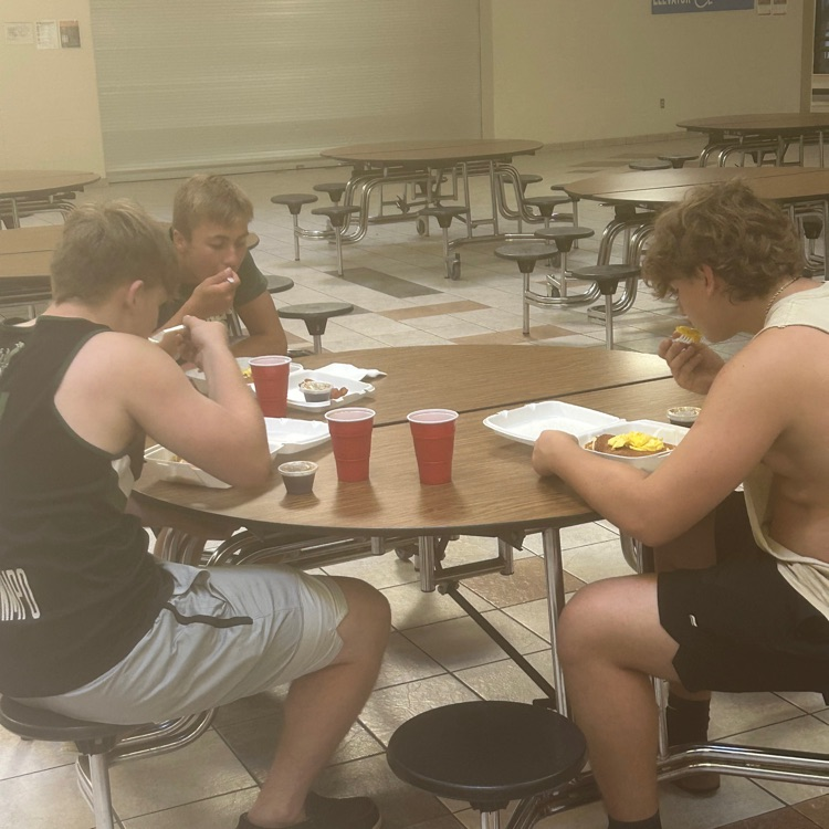 football players eating breakfast 