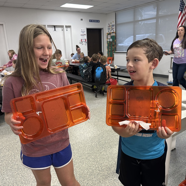 students holding lunch trays