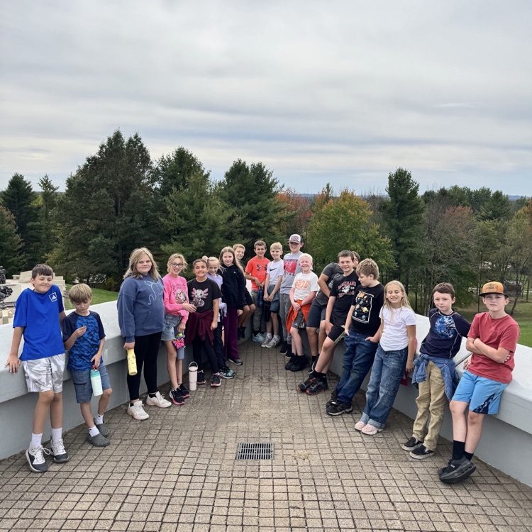 group photo of fifth graders on Fieldtrip