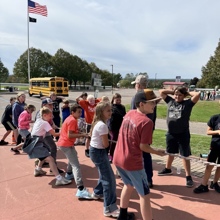 students in line pulling rope