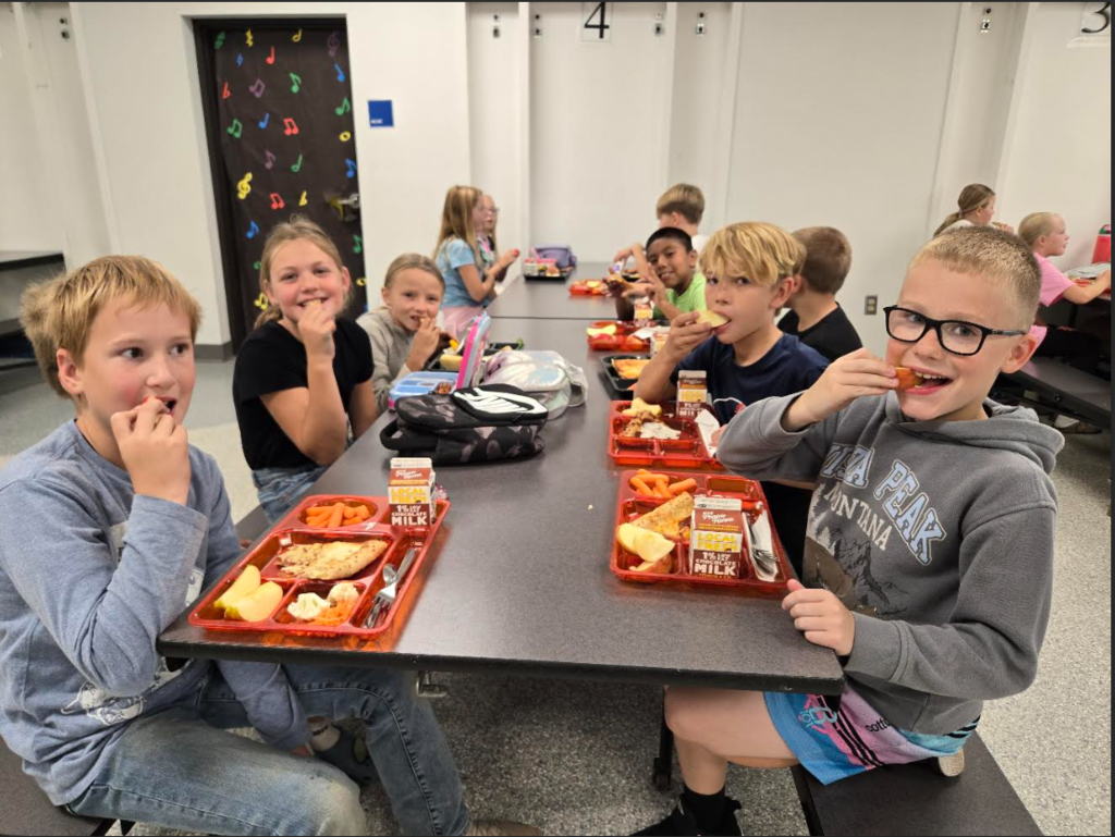 students eating apples at lunch