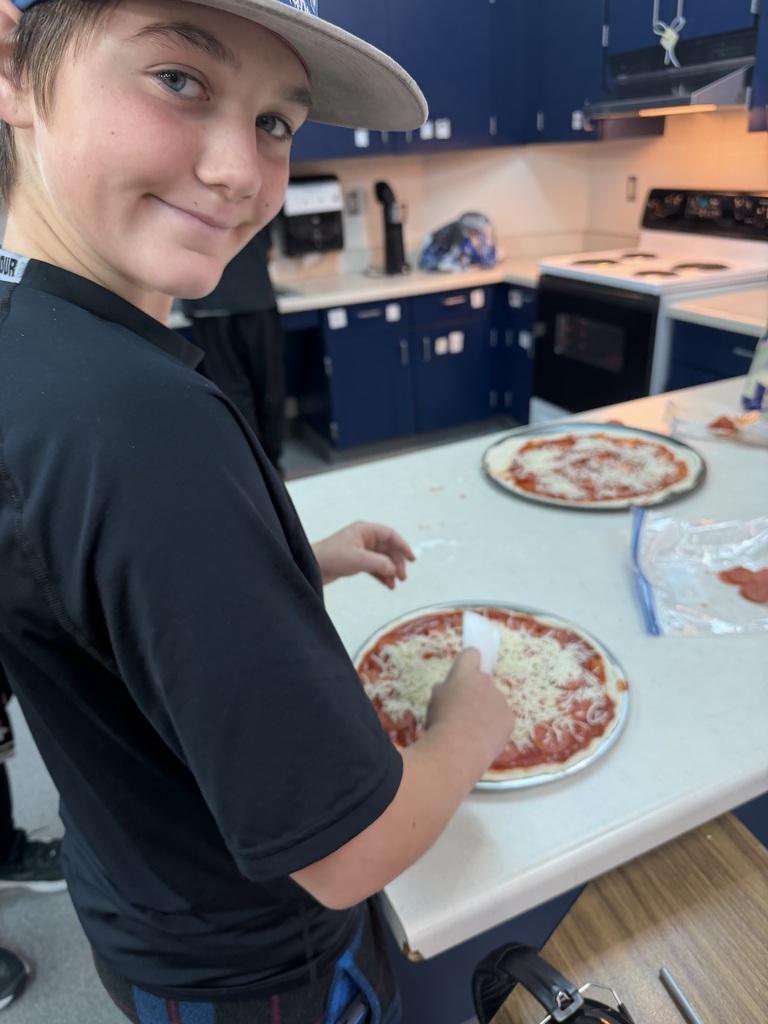 Description for accessibility:  Students making pizza