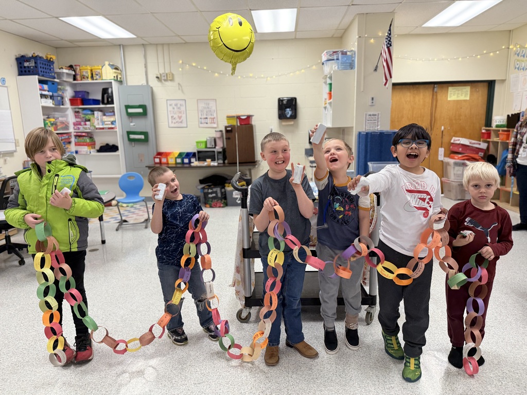 6 elementary students with a gratitude chain