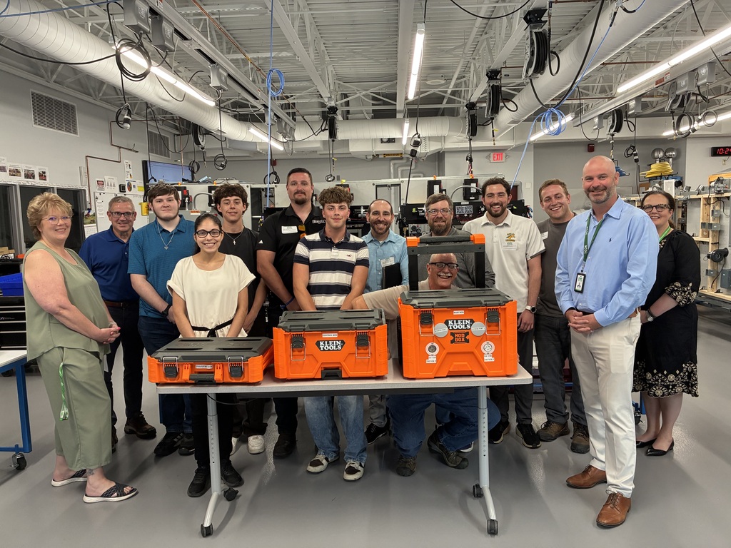 4 Mechatonics seniors, instructor, ONC BOCES district superintendent, ONC BOCES Assistant superintendent, ONC BOCES Director of student programs, and 6 industry partners pose for a picture in the lab.