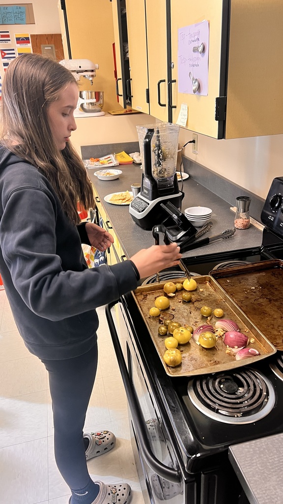 Making salsa verde in Spanish class