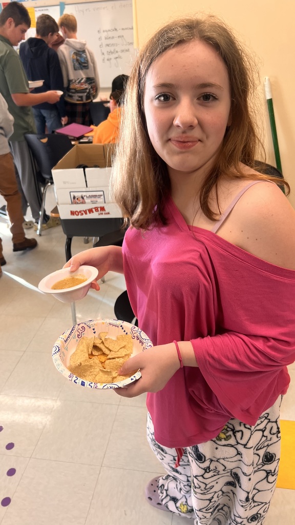 Making salsa verde in Spanish class