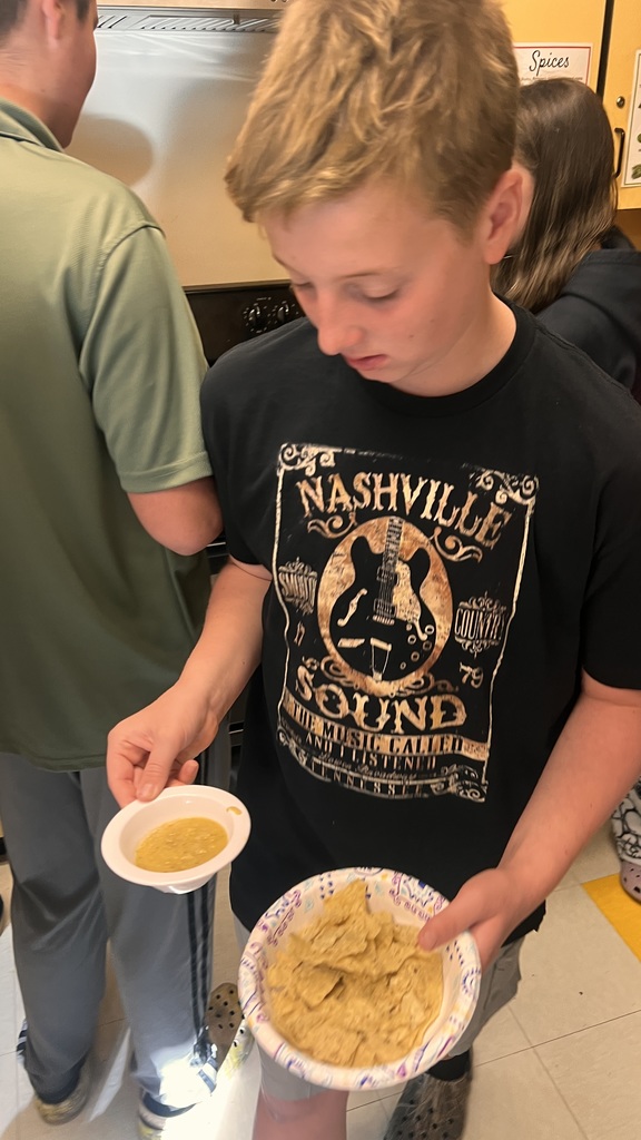 Making salsa verde in Spanish class