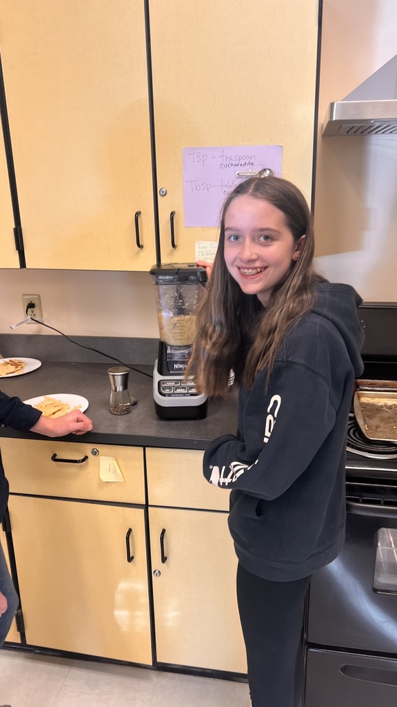 Making salsa verde in Spanish class