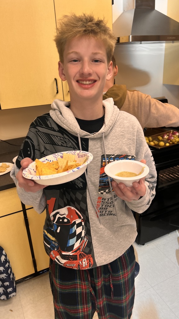 Making salsa verde in Spanish class