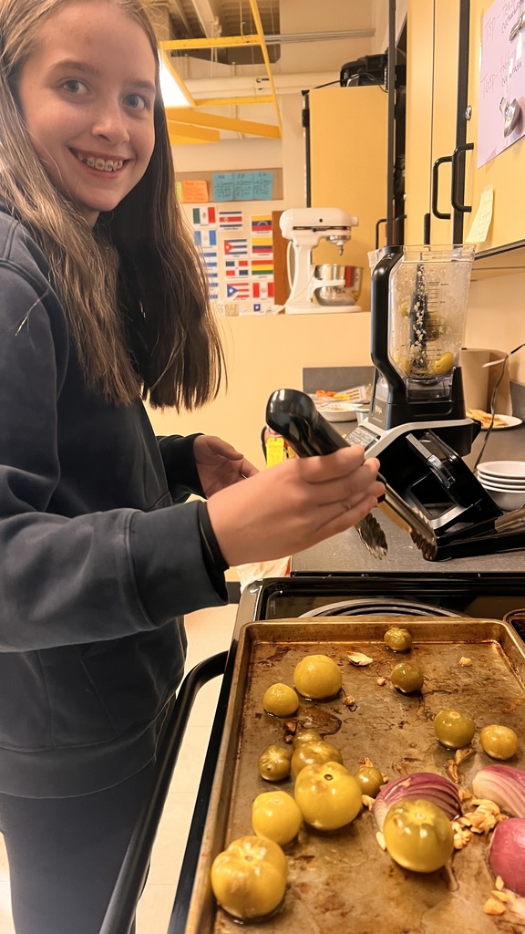 Making salsa verde in Spanish class