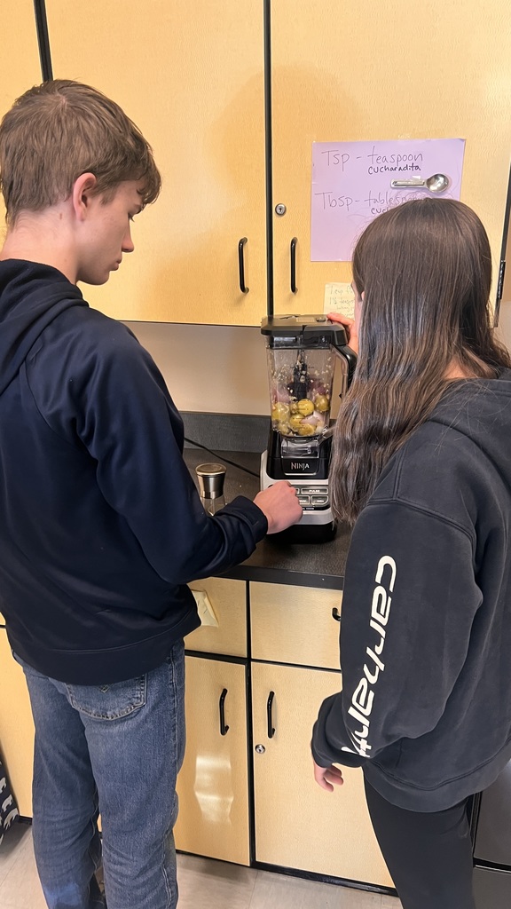 Making salsa verde in Spanish class