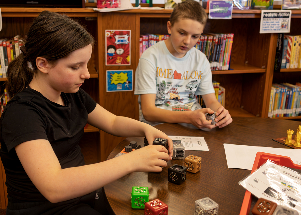 5th grade students use Cubelets for STEM learning in the Library
