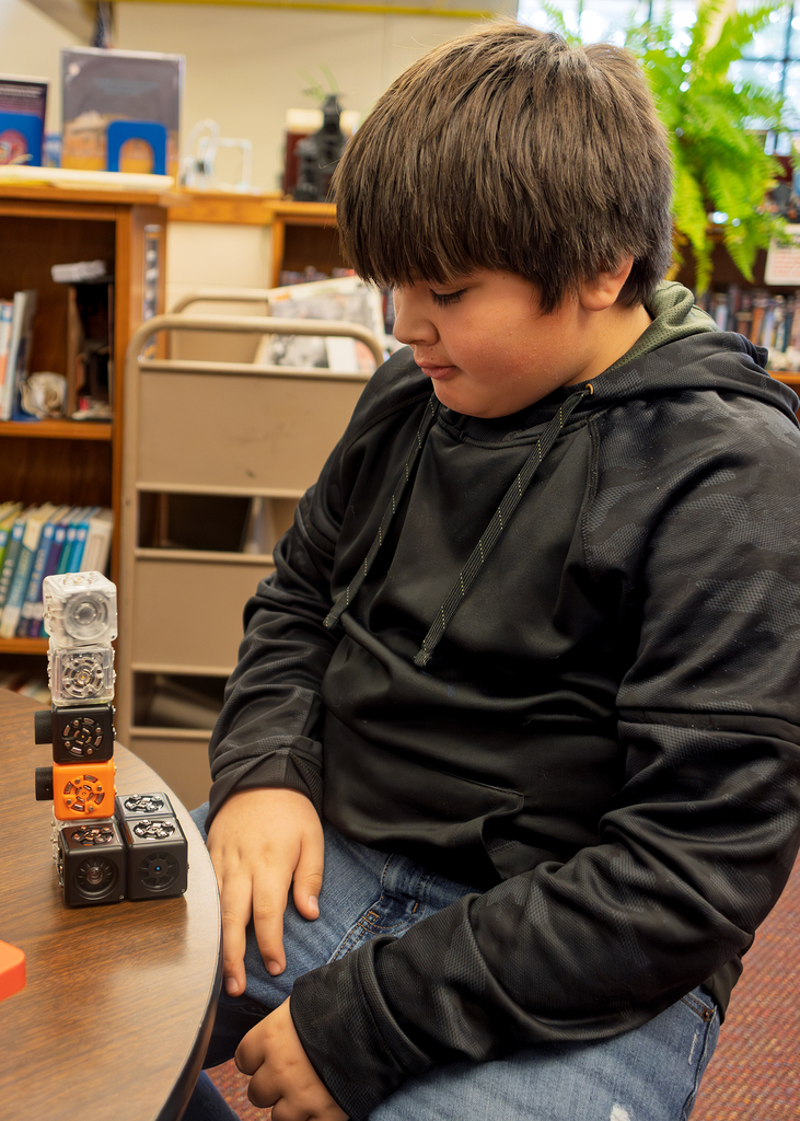 5th grade students use Cubelets for STEM learning in the Library