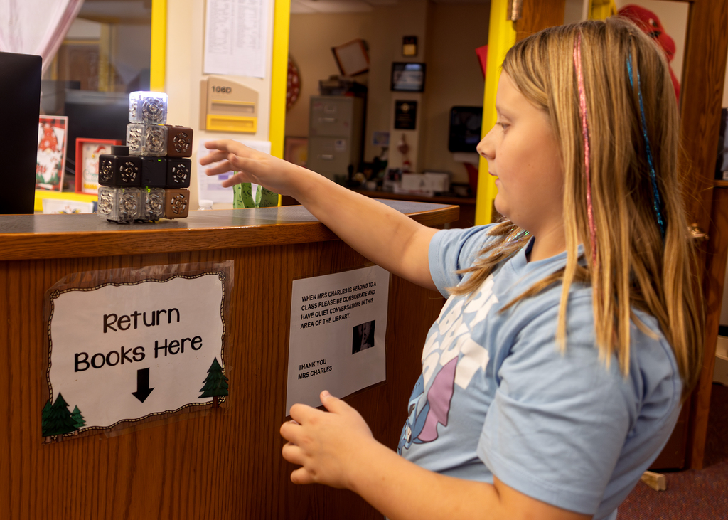 5th grade students use Cubelets for STEM learning in the Library