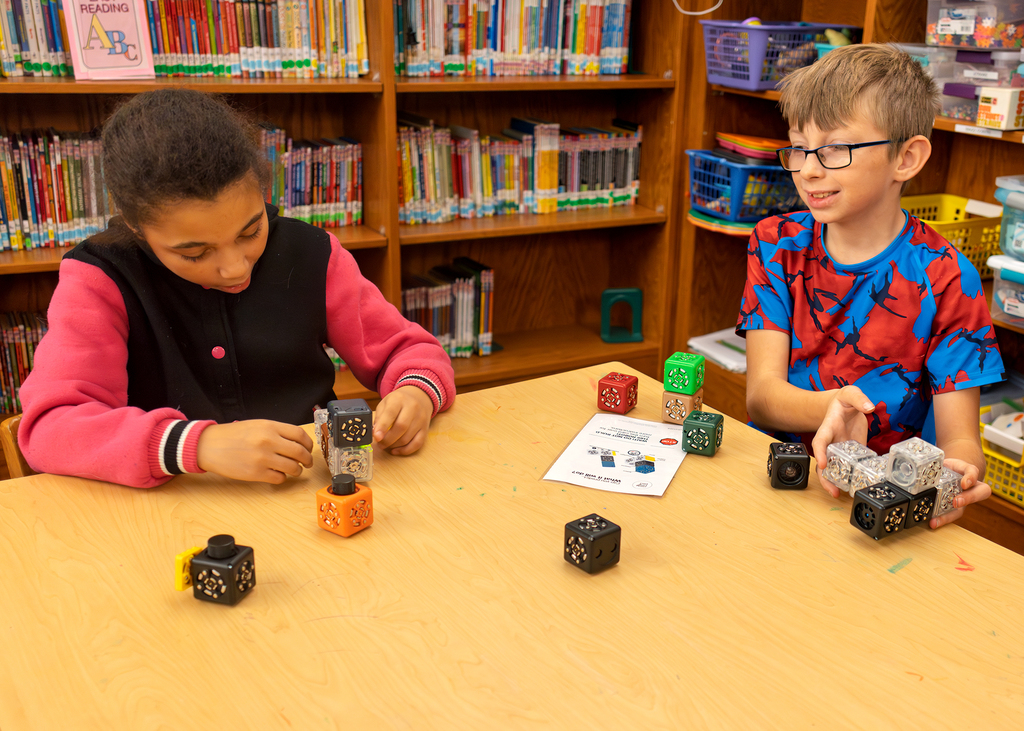 5th grade students use Cubelets for STEM learning in the Library