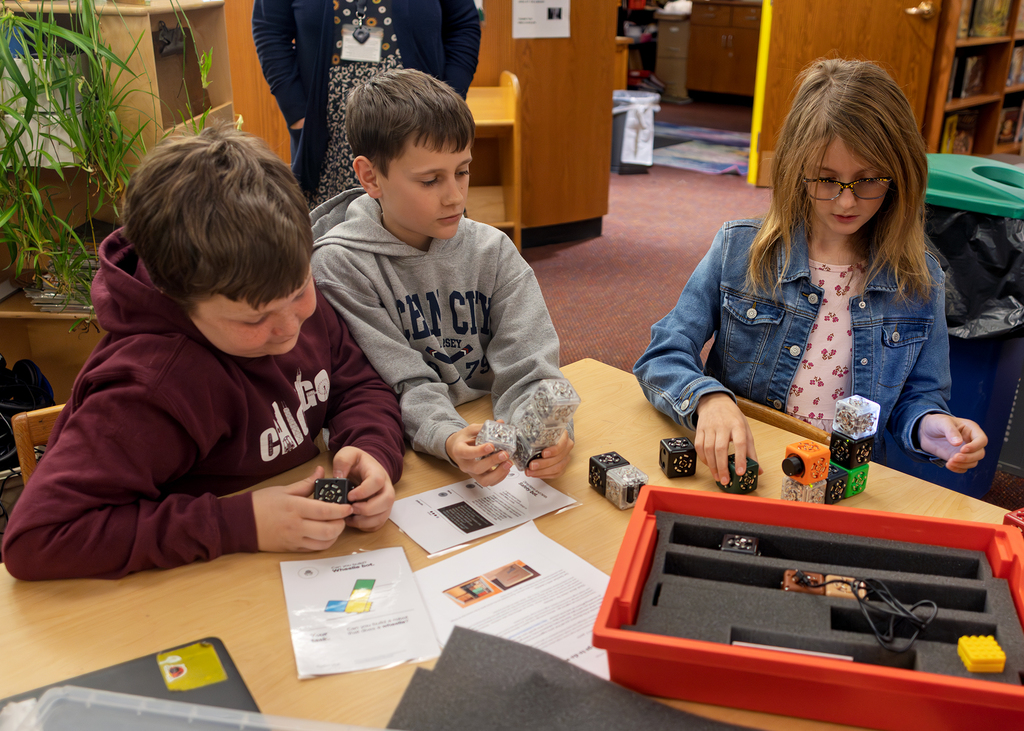 5th grade students use Cubelets for STEM learning in the Library