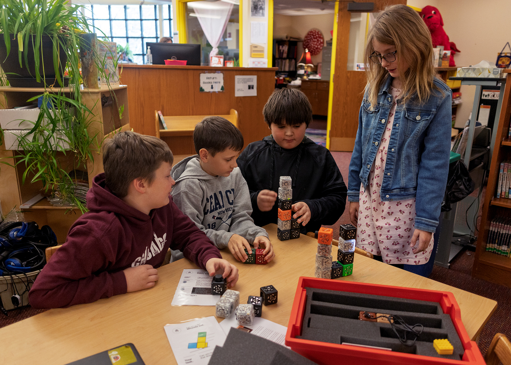 5th grade students use Cubelets for STEM learning in the Library