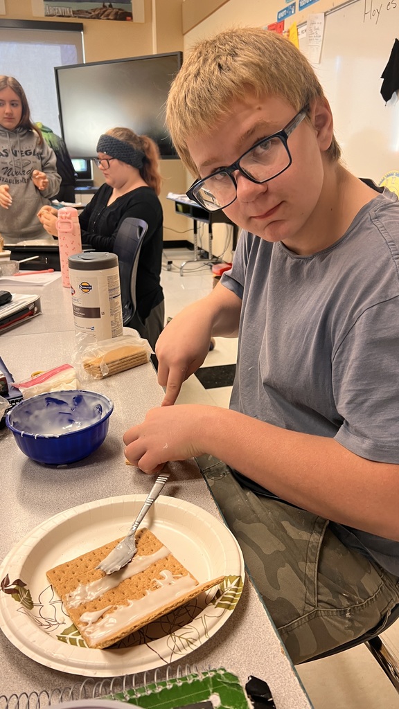 Spanish class makes Gingerbread Houses