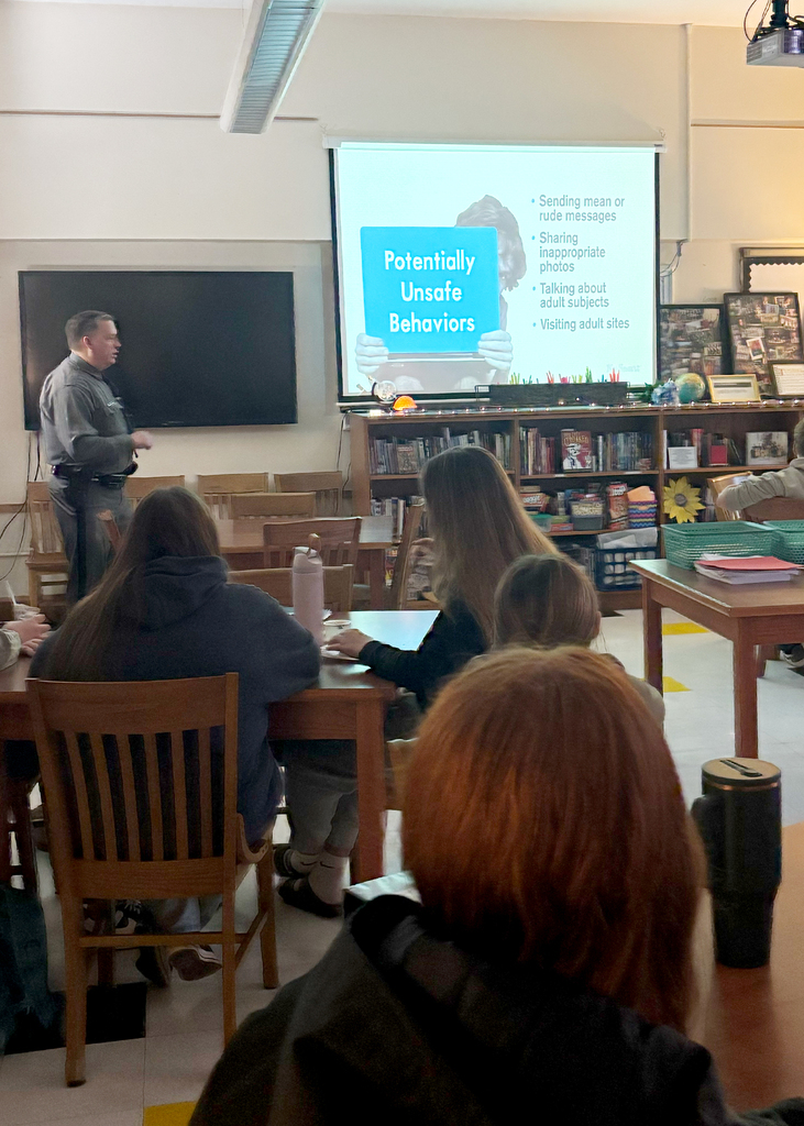 State tropper visits freshmen seminar