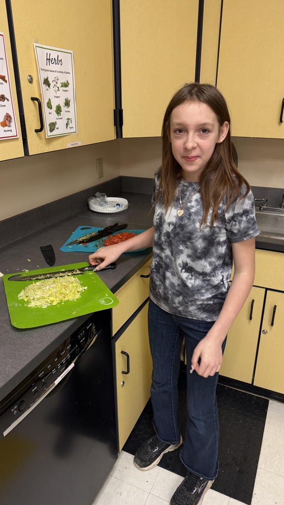 5th graders make taco dip