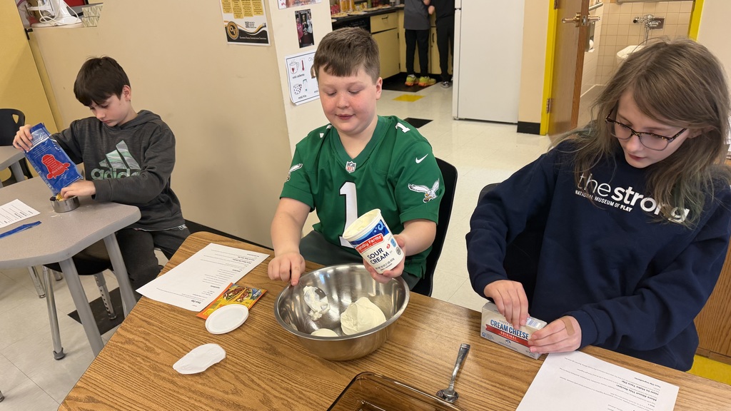 5th graders make taco dip
