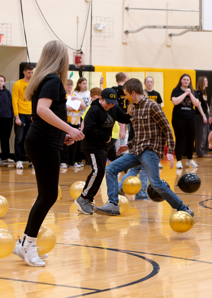 Students try to stomp on other's balloons