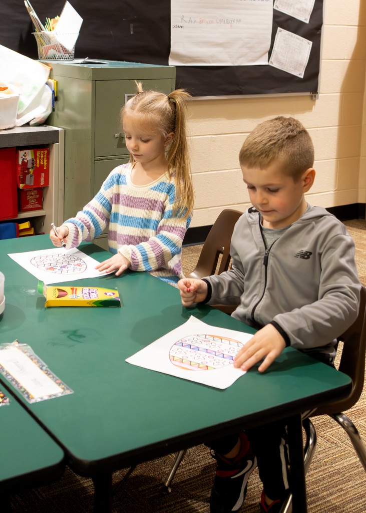 Students color their eggs