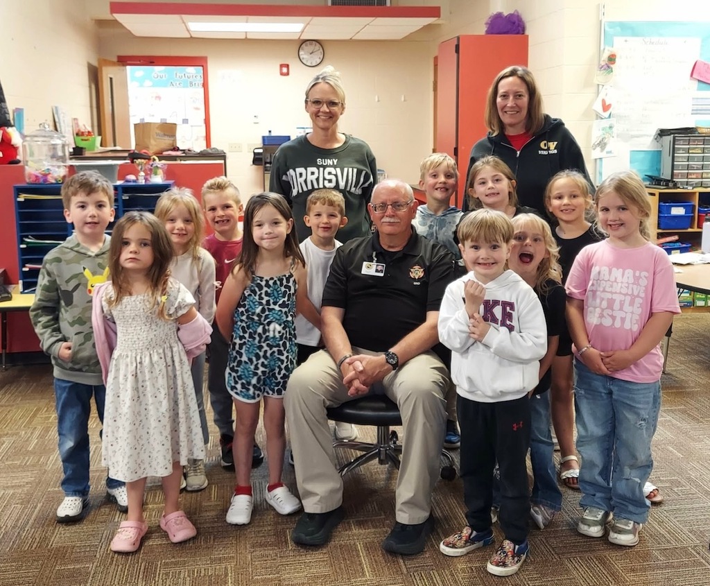 The kindergarten class and staff post with Deputy Smith