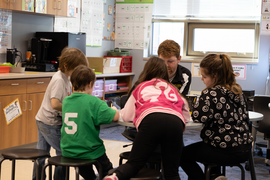 Teacher teaching kids.