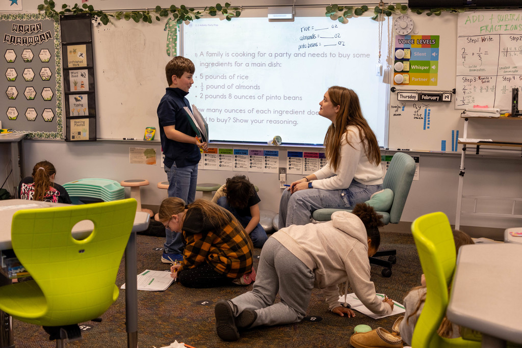 Teacher teaching kids.