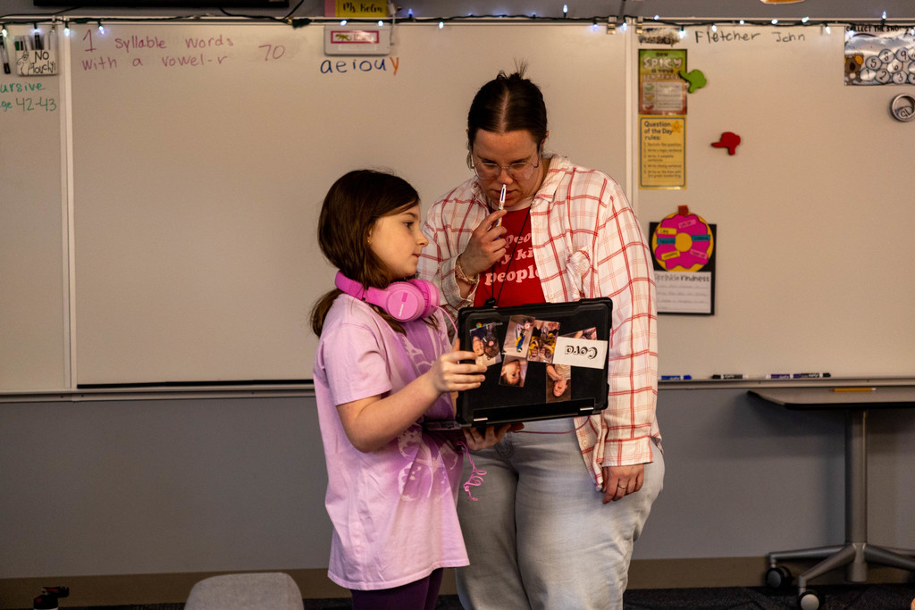 Teacher teaching kids.